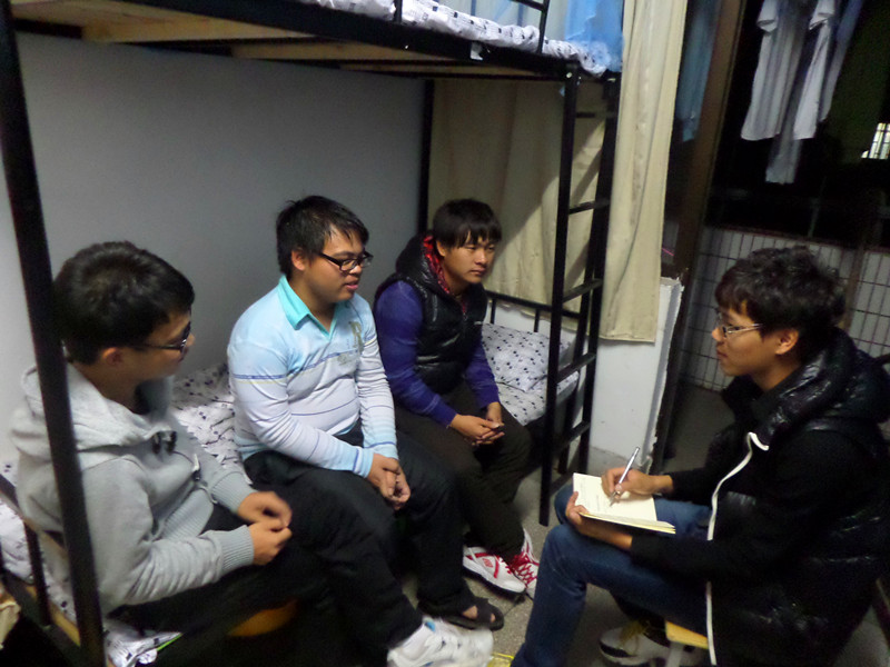                 记者团成员和河南同学交谈现场